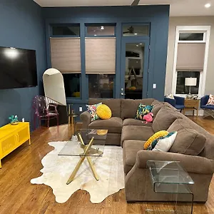 Glitz & Guitars I Stylish 3br With Rooftop Hot Tub In East , Nashville United States